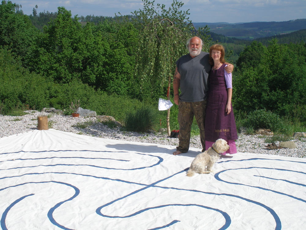 výrobce labyrintu Sam a jeho šťastná majitelka Vážka